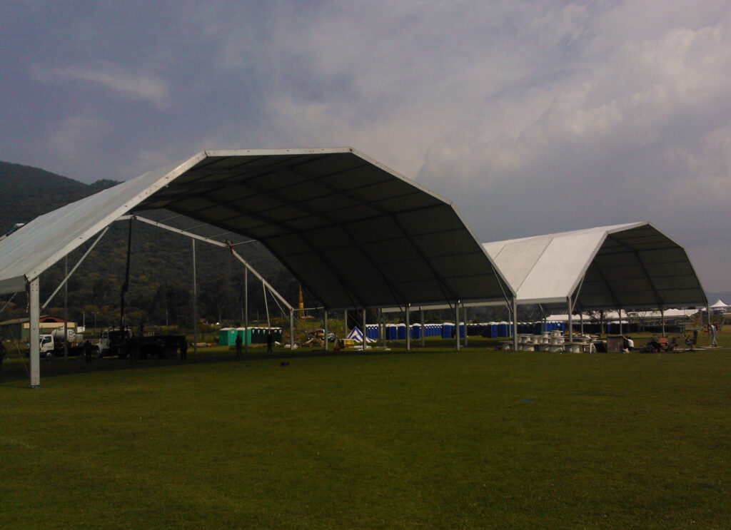 Pabellones poligonales en aluminio con cubierta blanca instalados por Tempo Ingeniería de Eventos para evento al aire libre.