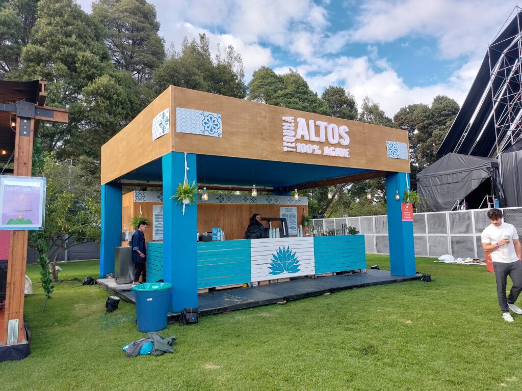 Estructura modular en aluminio para barra de Tequila Altos, diseñada e instalada por Tempo Ingeniería de Eventos en festival al aire libre.