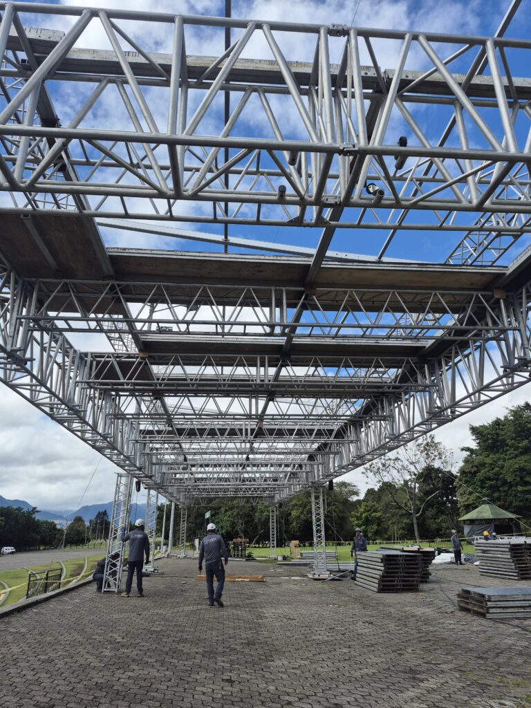 Estructura modular en truss de aluminio en proceso de montaje, diseñada por Tempo Ingeniería de Eventos para techo de gran formato.