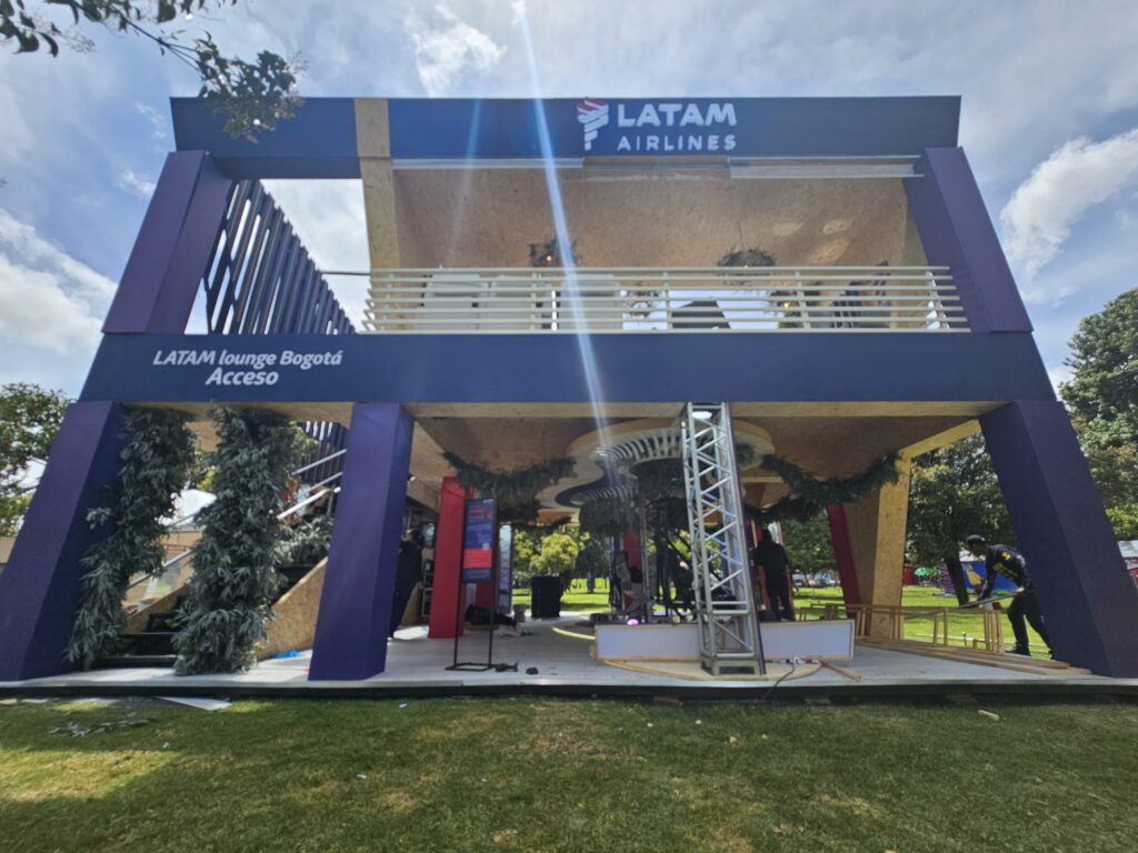 Estructura modular de dos pisos en truss cubierta en madera para LATAM Airlines, diseñada e instalada por Tempo Ingeniería de Eventos.