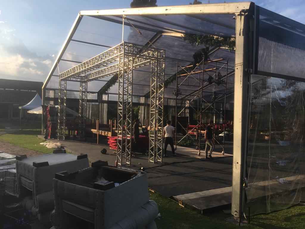 Carpa tipo Pabellón en aluminio de dos aguas con cubierta transparente, instalado por Tempo Ingeniería de Eventos para evento corporativo.