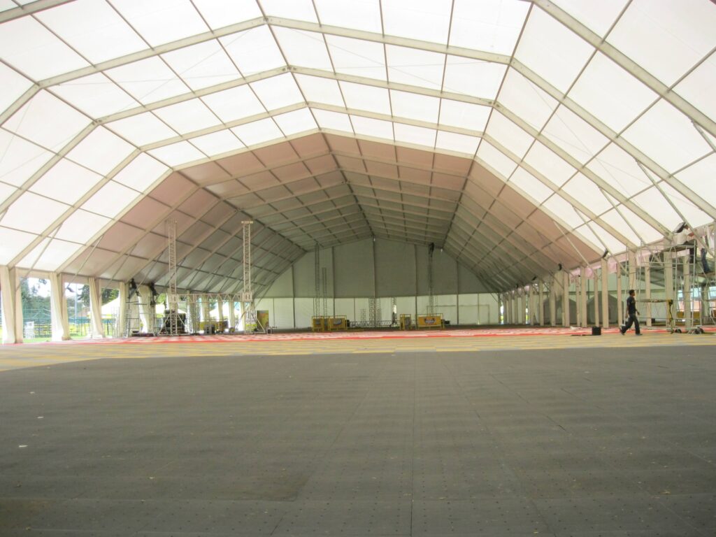 Pabellón poligonal — estructura modular en aluminio de gran formato, montaje de Tempo Ingeniería de Eventos.