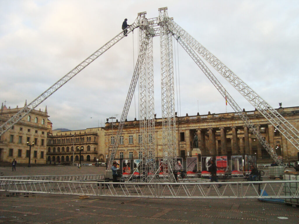 Estructura piramidal en truss de aluminio con sistema central para pantallas LED suspendidas, instalada por Tempo Ingeniería de Eventos en la Plaza de Bolívar.