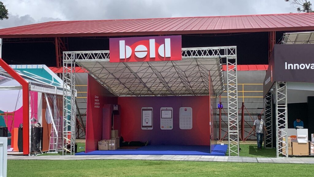 Estructura modular en truss de aluminio para stand de la marca Bold, instalada por Tempo Ingeniería de Eventos.