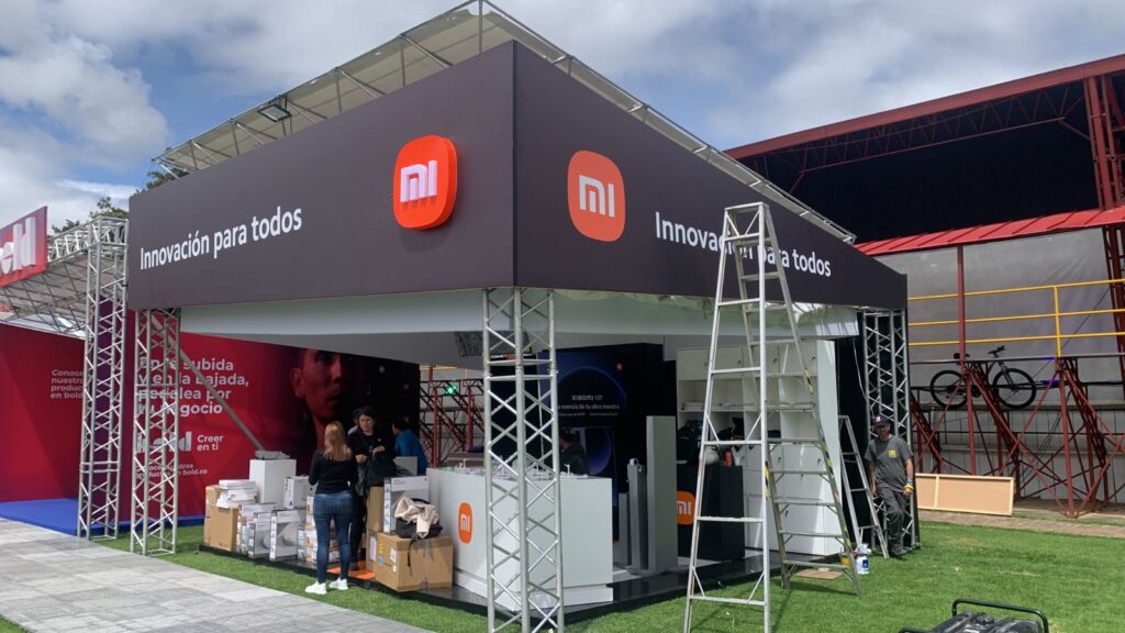 Stand modular en truss de aluminio para Xiaomi, diseñado por Tempo Ingeniería de Eventos.
