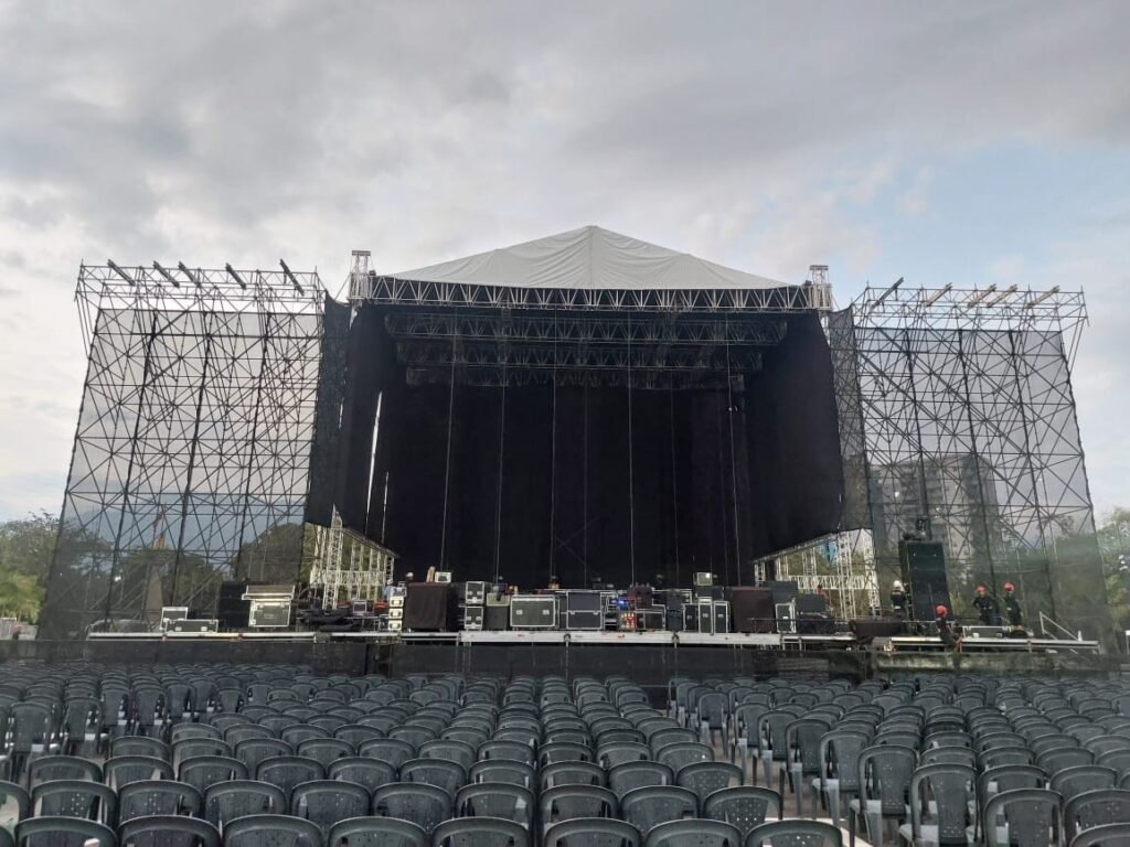Escenario de gran formato con estructura en truss y torres laterales en scaffold para concierto, instalado por Tempo Ingeniería de Eventos.