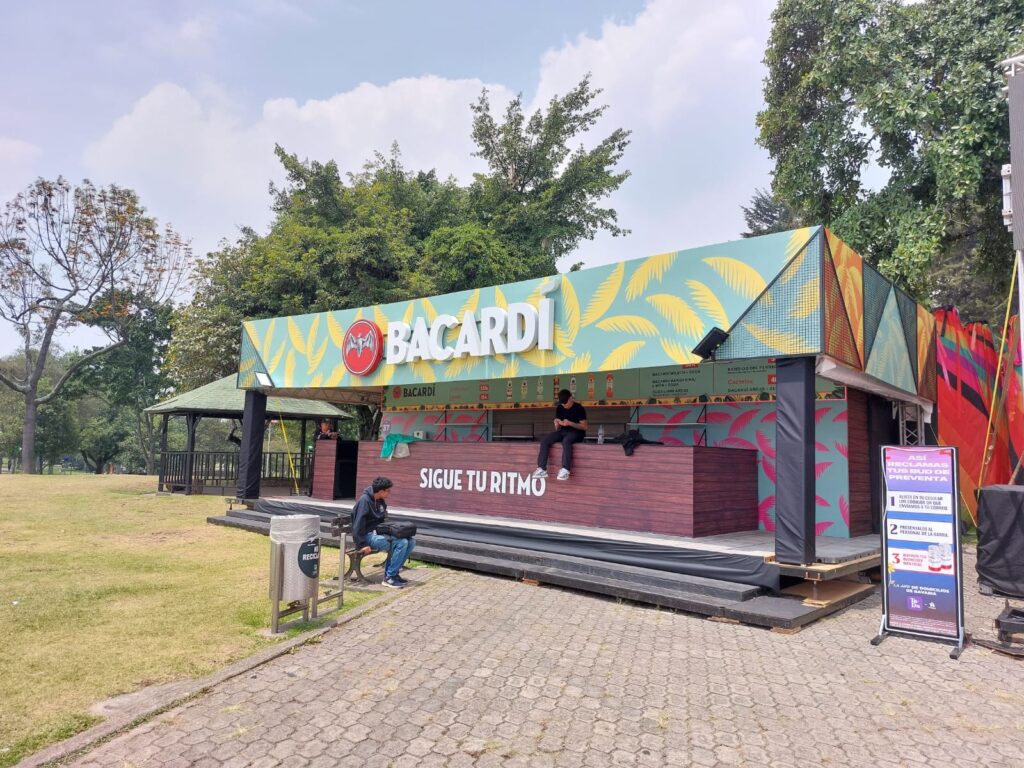 Estructura modular en aluminio para barra de Bacardí en evento al aire libre, diseñada por Tempo Ingeniería de Eventos.